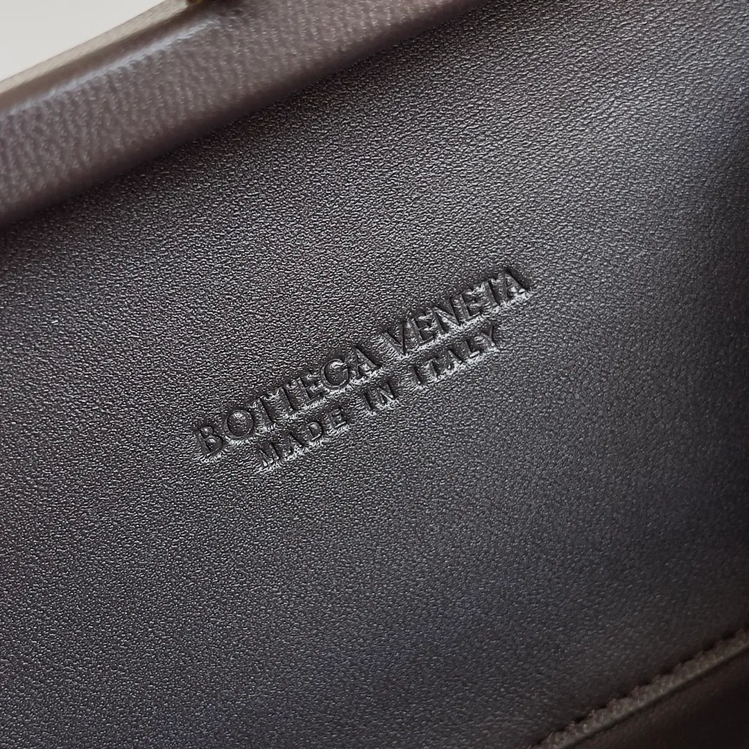 Batch 1860 BV Knot | The classic return of the evening bag. Original leather ➕ Stainless steel hardware ➕ 24k real gold plating ➕ Fully handmade. Those who know the history of our brand should have heard that the knot is a story of Bottega Veneta, and it is also one of the more important design elements. Matthieu Blazy's work this season sublimates Knot's classics, with a new knot design and a woven shoulder strap, plus Fouland Intreccio's weaving technology, adding some fashion to the retro and nostalgic feel of the past. Style number: 717622 Size: 20.5*6*12.5